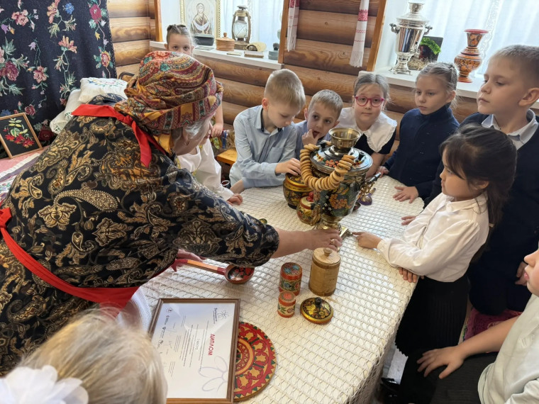 ХРАНИТЕЛИ ИСТОРИИ: ЭКСКУРСИЯ В ШКОЛЬНОМ МУЗЕЕ «РУССКАЯ ИЗБА».