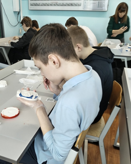 ТВОРЧЕСТВО, СИМВОЛЫ И ДОБРОТА: НЕОБЫЧНЫЙ КЛАССНЫЙ ЧАС В 8 «В».